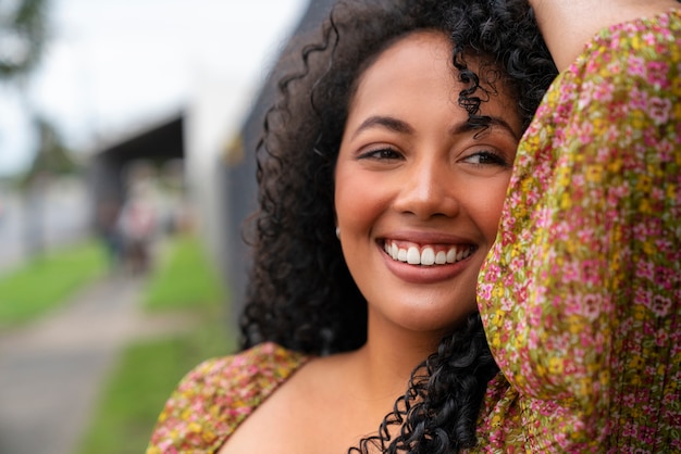 Foto grátis retrato de mulher bonita posando ao ar livre