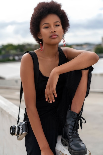 Foto grátis retrato de mulher bonita posando ao ar livre