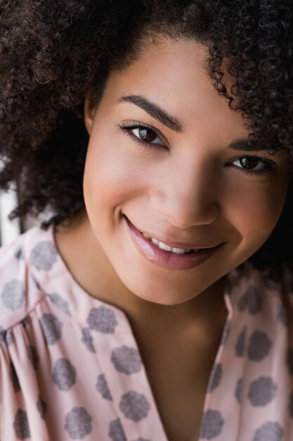 Foto grátis retrato de mulher bonita posando com calma em casa