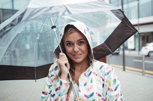 Retrato, de, mulher bonita, segurando guarda-chuva