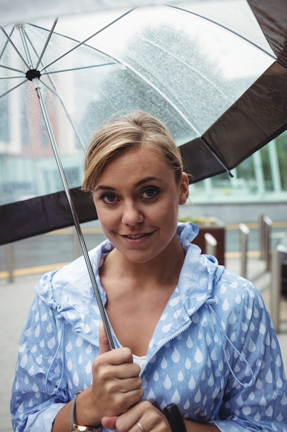 Foto grátis retrato, de, mulher bonita, segurando guarda-chuva