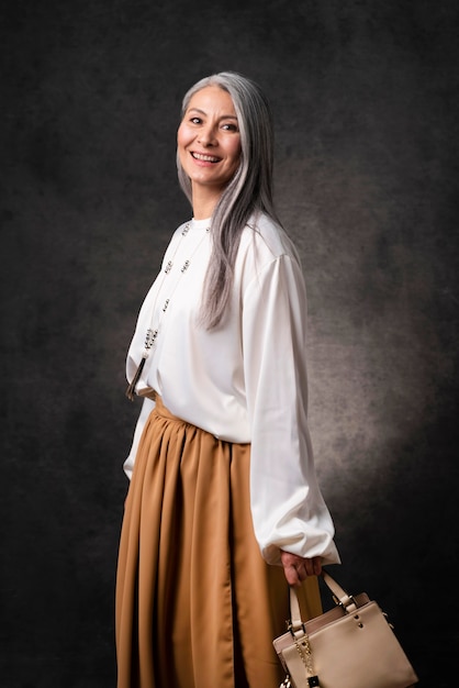 Retrato de mulher bonita sênior com bolsa de mão