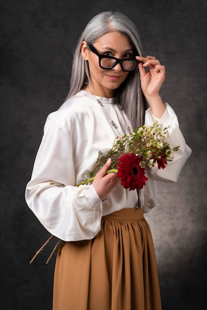 Retrato de mulher bonita sênior com flores