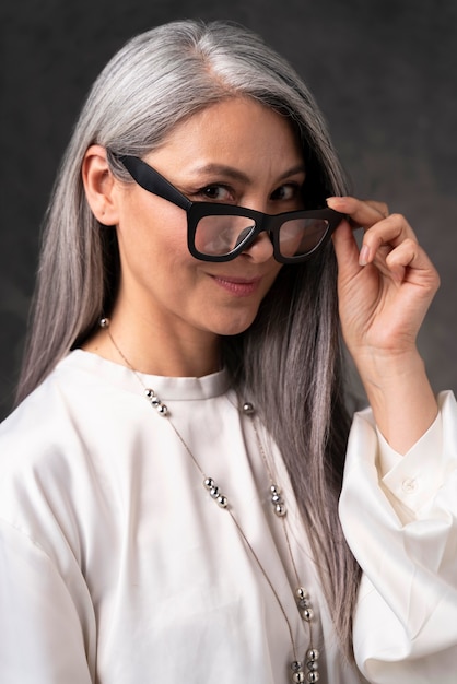 Retrato de mulher bonita sênior com óculos