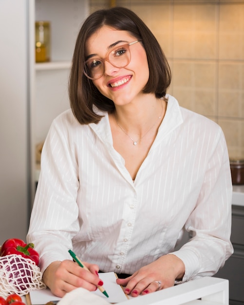 Foto grátis retrato de mulher bonita sorrindo