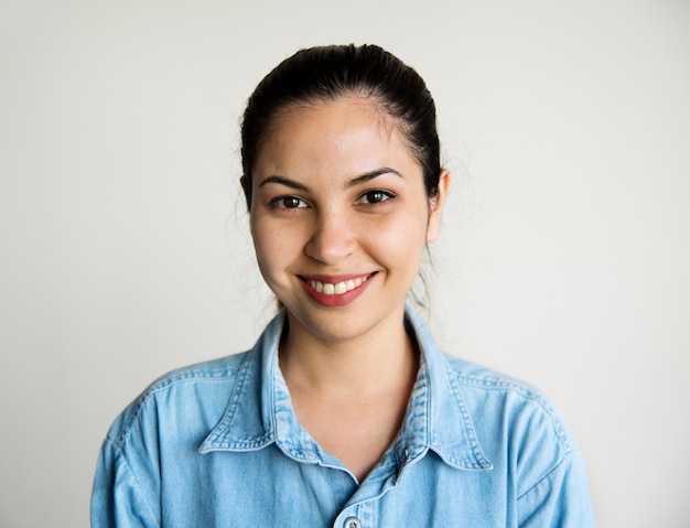 Retrato de mulher branca sorrindo