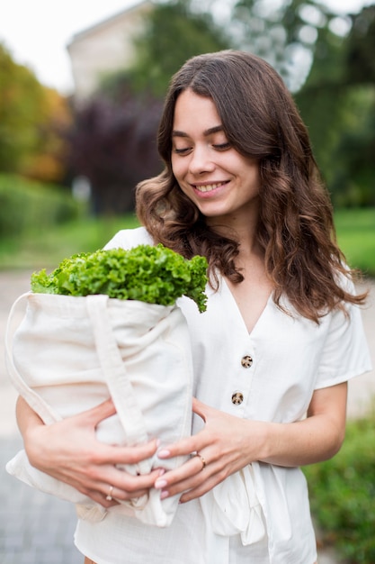 Retrato de mulher carregando produtos orgânicos
