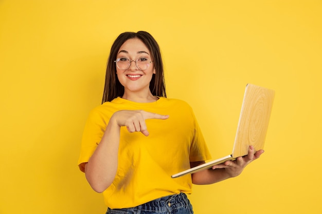 Retrato de mulher caucasiana isolado em amarelo