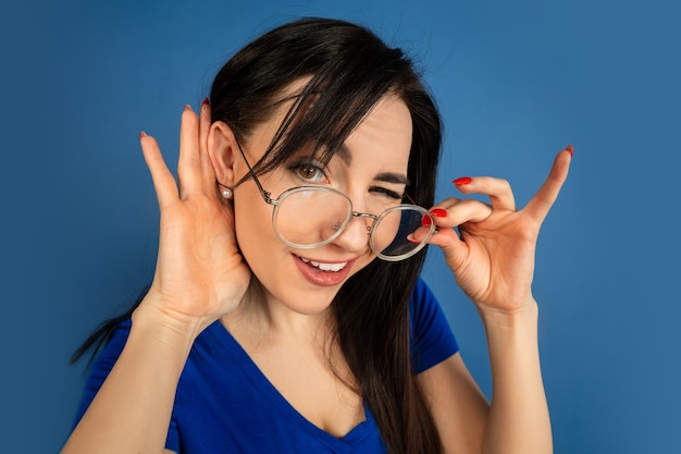 Foto grátis retrato de mulher caucasiana isolado em estúdio azul