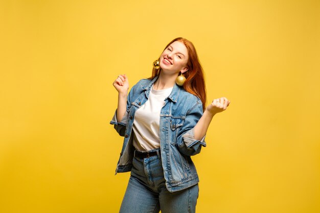 Retrato de mulher caucasiana no espaço amarelo