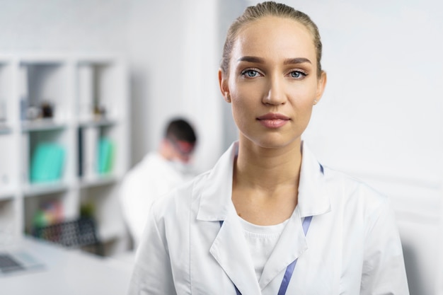 Foto grátis retrato de mulher cientista no laboratório