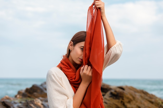 Foto grátis retrato de mulher cobrindo o rosto com véu na praia