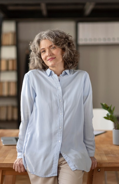 Retrato de mulher com camisa formal