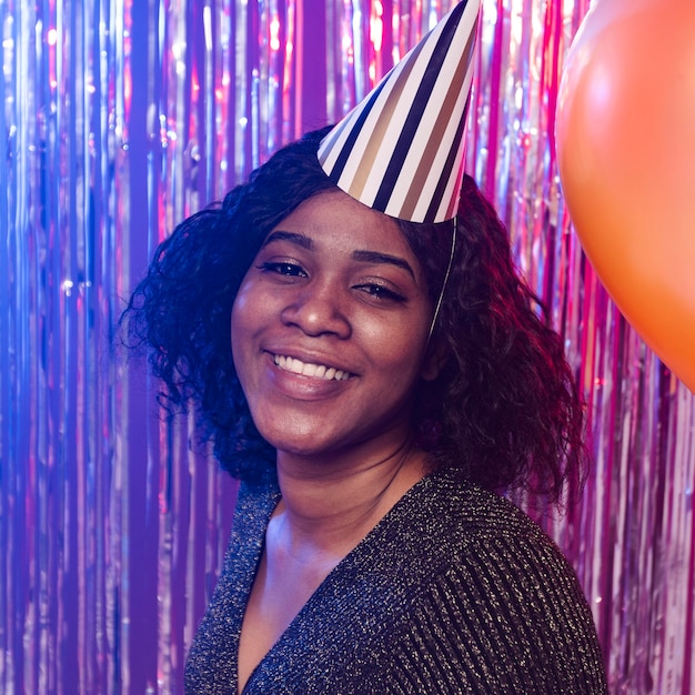 Foto grátis retrato de mulher com chapéu de festa