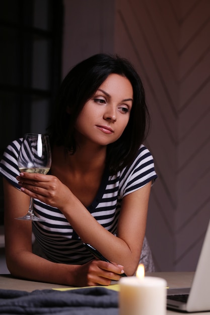 Foto grátis retrato de mulher com copo de vinho