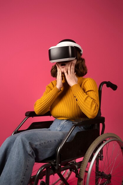 Retrato de mulher com deficiência em cadeira de rodas com óculos vr