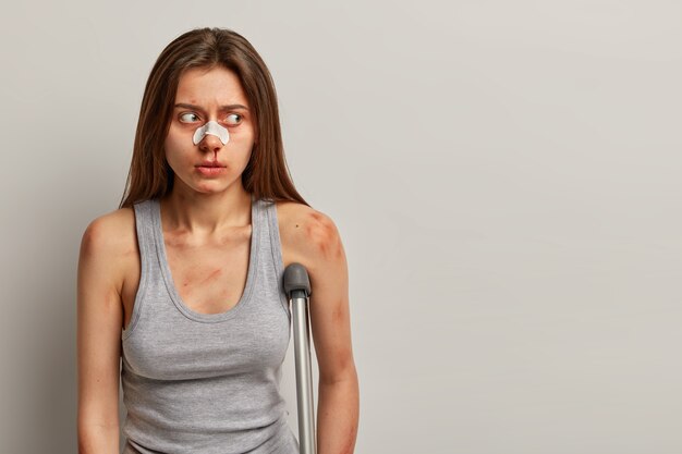 Retrato de mulher com deficiência sofrendo acidente de trabalho