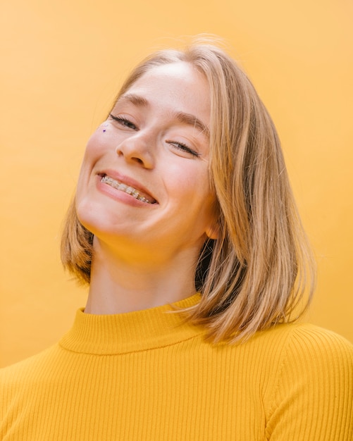 Retrato, de, mulher, com, diferente, expressões faciais, em, um, amarela, cena