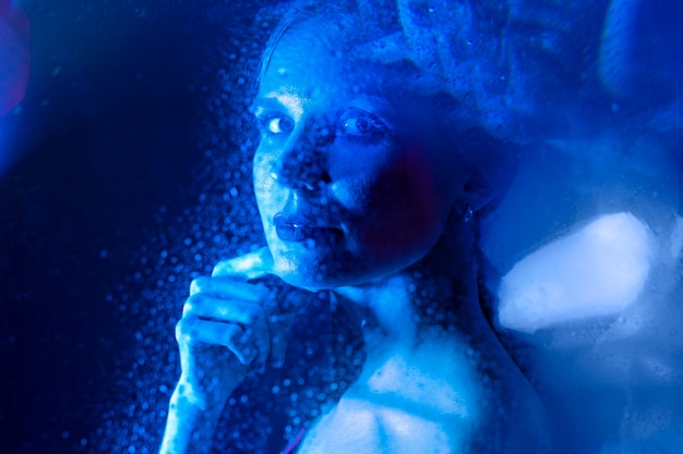 Retrato de mulher com efeitos visuais de luzes azuis