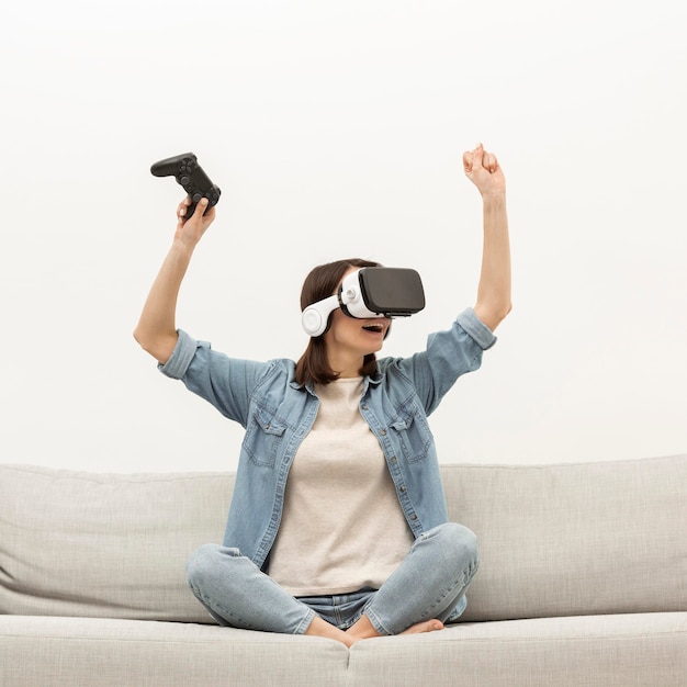 Retrato de mulher com fone de ouvido de realidade virtual tocando