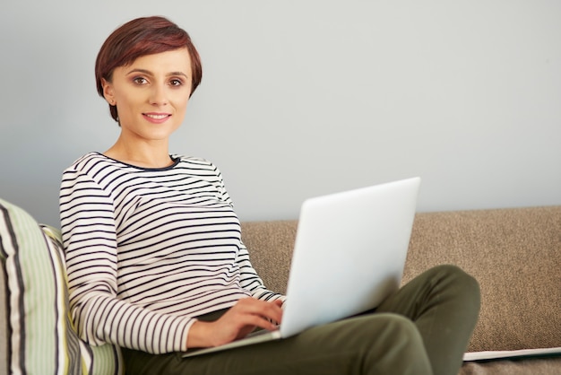 Retrato de mulher com laptop branco