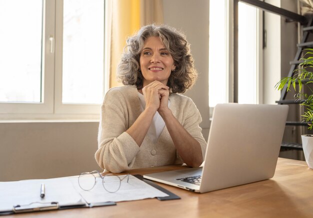 Retrato de mulher com laptop trabalhando