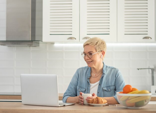 Foto grátis retrato de mulher com laptop trabalhando