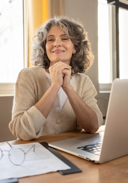 Retrato de mulher com laptop trabalhando