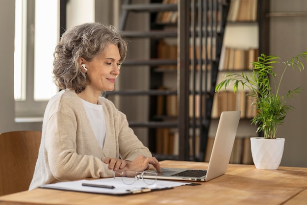 Retrato de mulher com laptop trabalhando