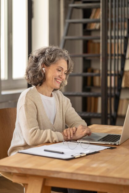 Retrato de mulher com laptop trabalhando