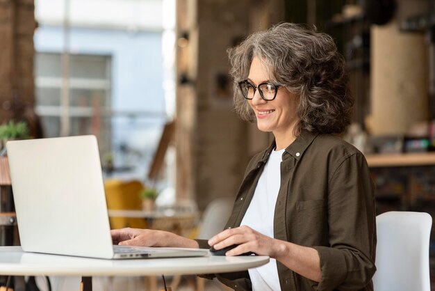 Retrato de mulher com laptop trabalhando