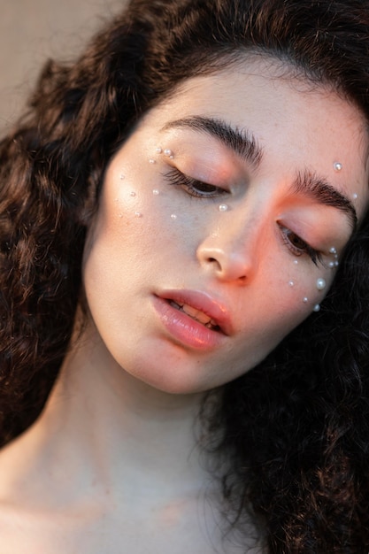 Foto grátis retrato de mulher com maquiagem de pérolas