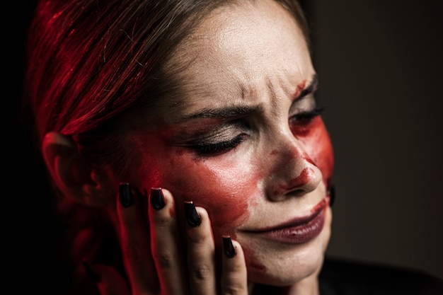 Retrato de mulher com maquiagem de sangue falso