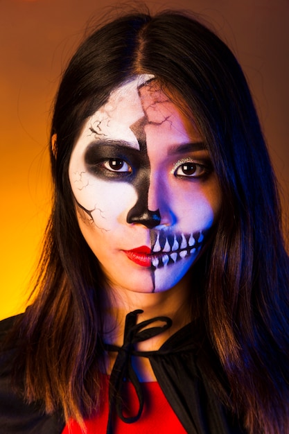 Retrato de mulher com maquiagem e máscara assustadora