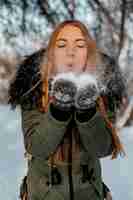 Foto grátis retrato de mulher com mochila em dia de inverno