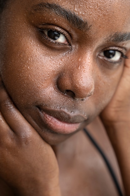 Foto grátis retrato de mulher com pele hidratada