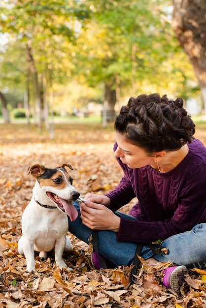 Retrato de mulher com seu cachorro ao ar livre