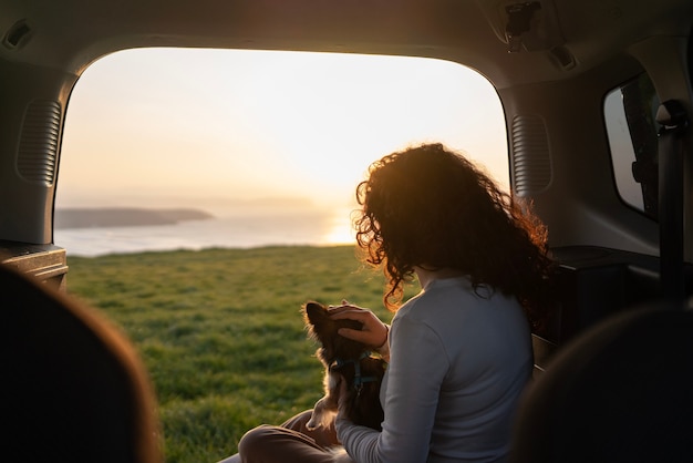 Retrato de mulher com seu chihuahua de estimação ao pôr do sol