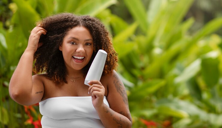 Foto grátis retrato de mulher com shampoo de cabelo encaracolado
