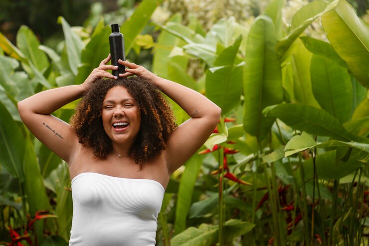 Foto grátis retrato de mulher com shampoo de cabelo encaracolado