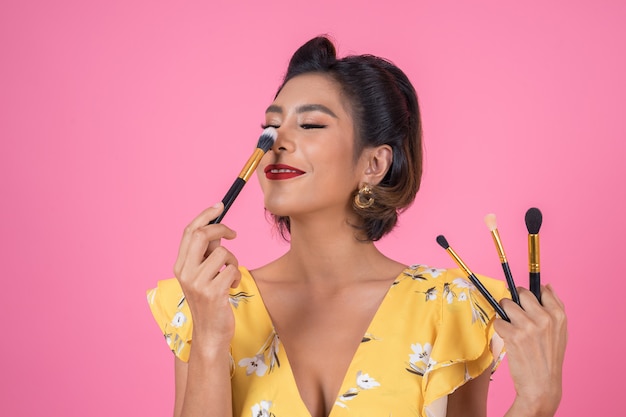 Foto grátis retrato de mulher com show profissional de pincel de maquiagem