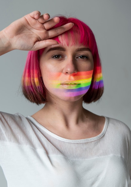 Retrato de mulher com símbolo lgbt