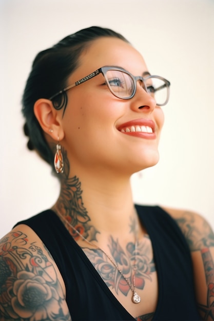 Retrato de mulher com tatuagens no corpo