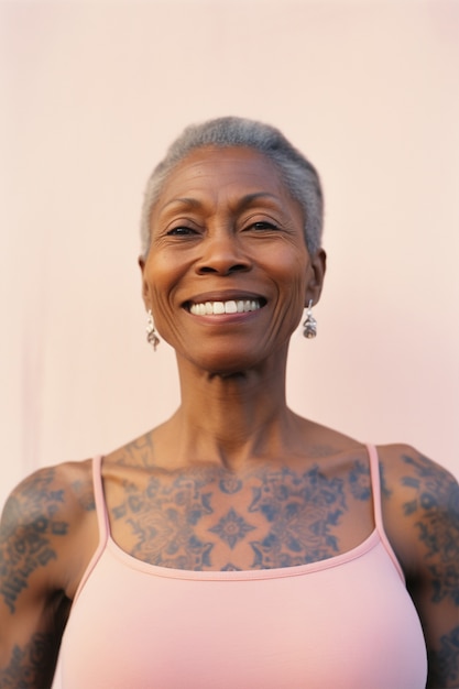 Retrato de mulher com tatuagens no corpo