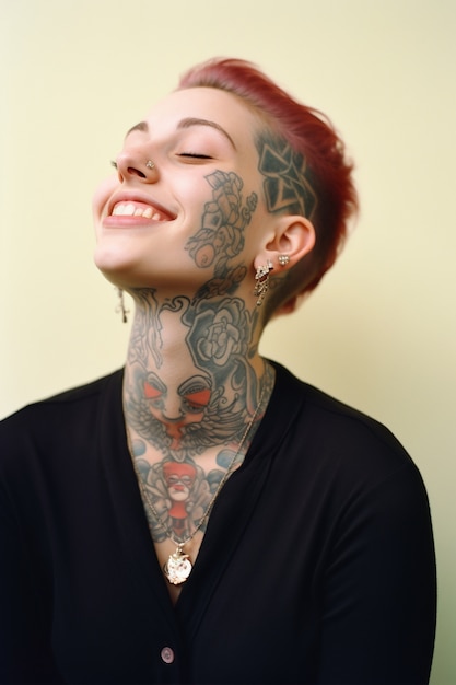 Retrato de mulher com tatuagens no corpo