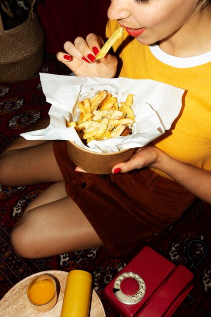 Retrato de mulher comendo um prato de poutine