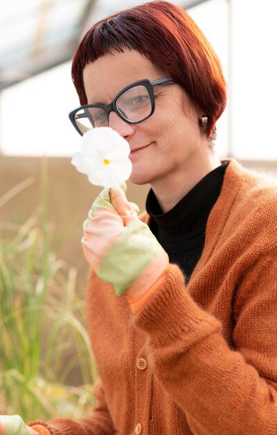 Retrato de mulher cultivando plantas