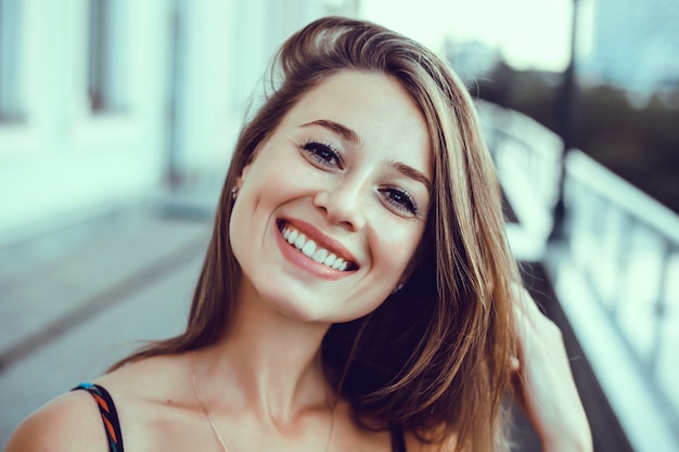 Retrato de mulher de beleza na rua, retrato ao ar livre, modelo de fahion