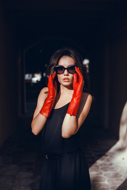 Foto grátis retrato de mulher de beleza na rua, retrato ao ar livre, modelo de fahion