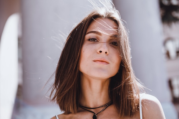 Retrato de mulher de beleza na rua, retrato ao ar livre, modelo de moda